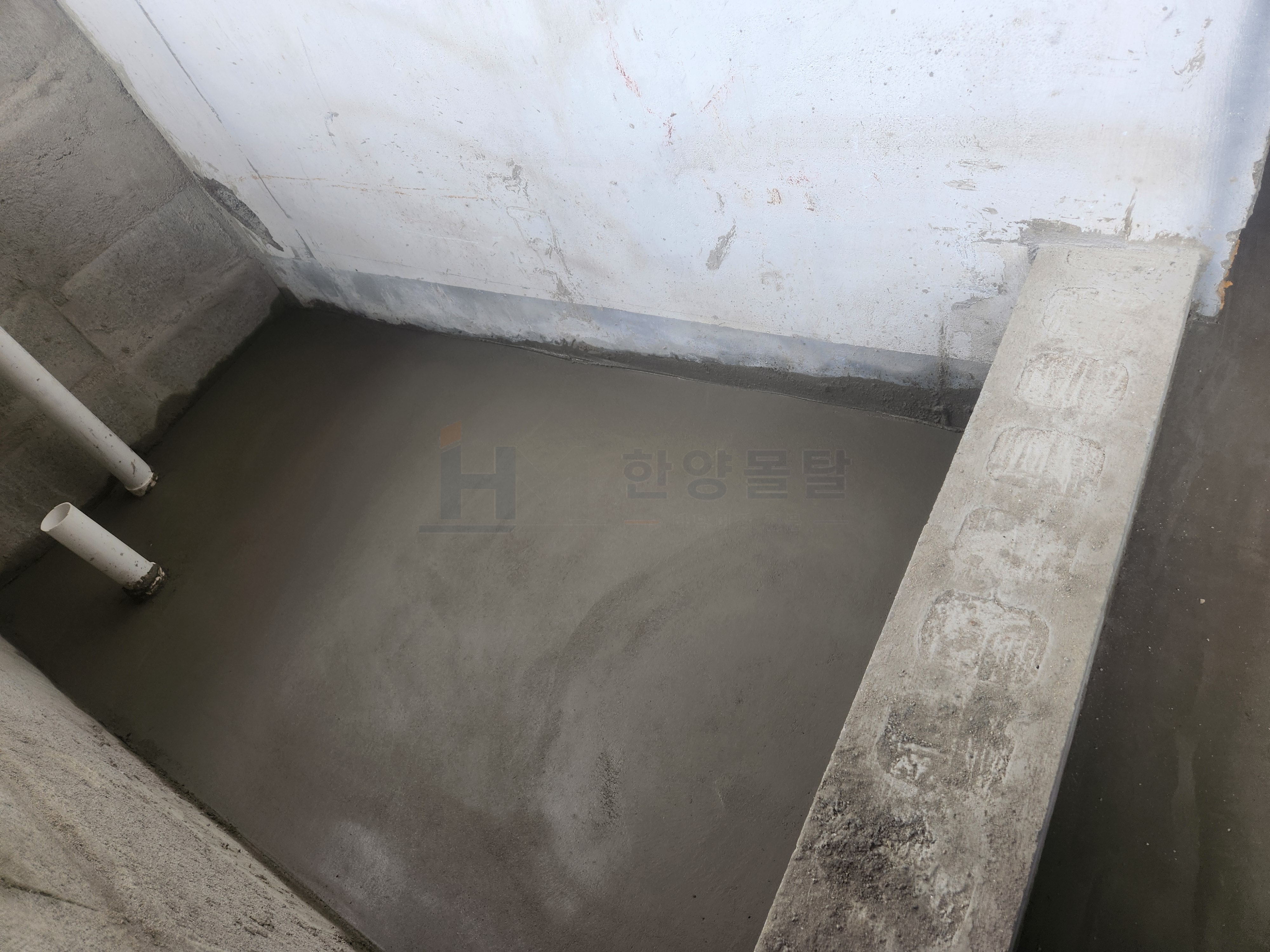 고객 요청으로 추가 시공한 작은 샤워실, 배수를 고려해 구배를 잡은 작업