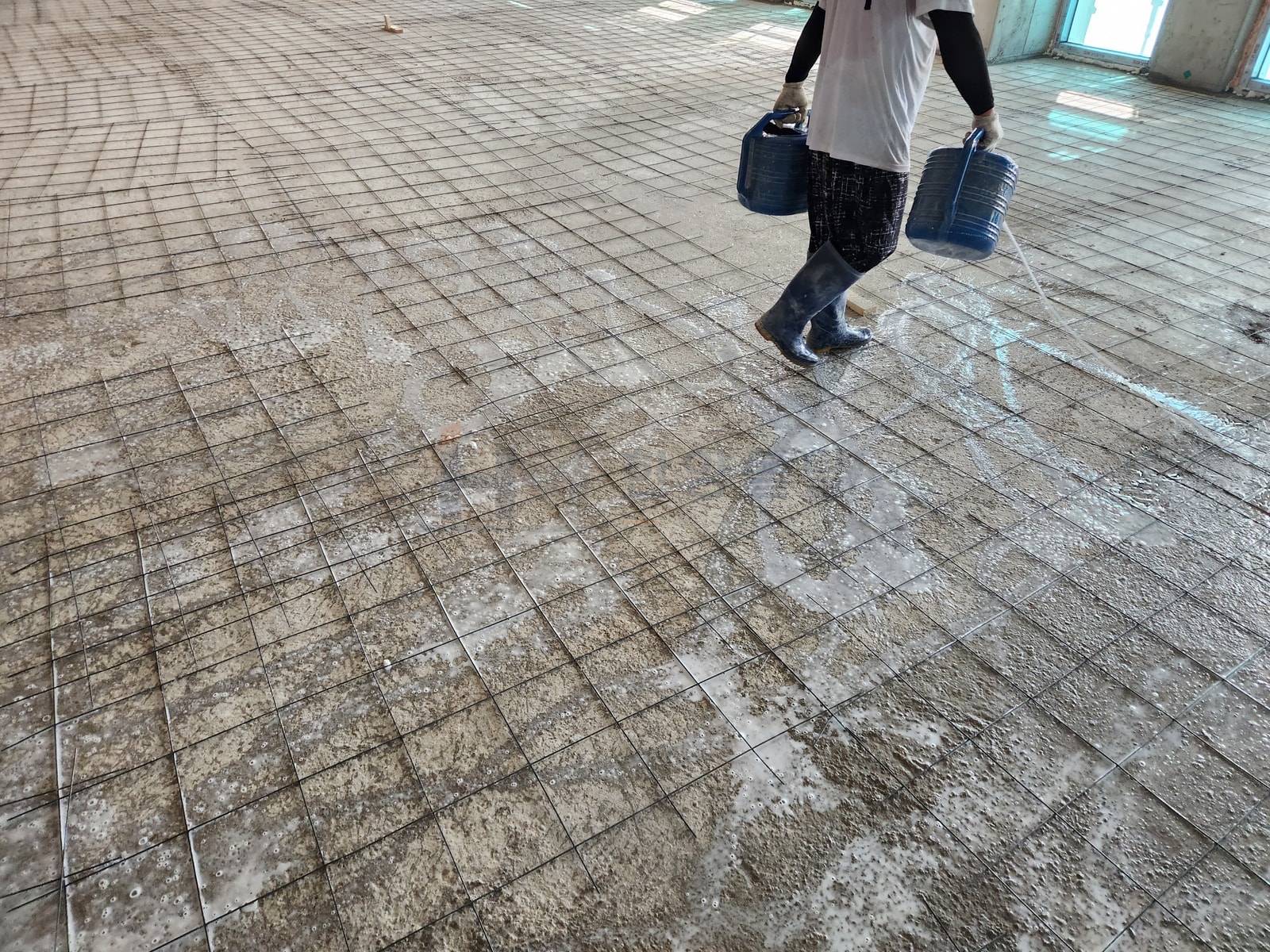 몰탈 타설 전 프라이머가 도포되는 과정