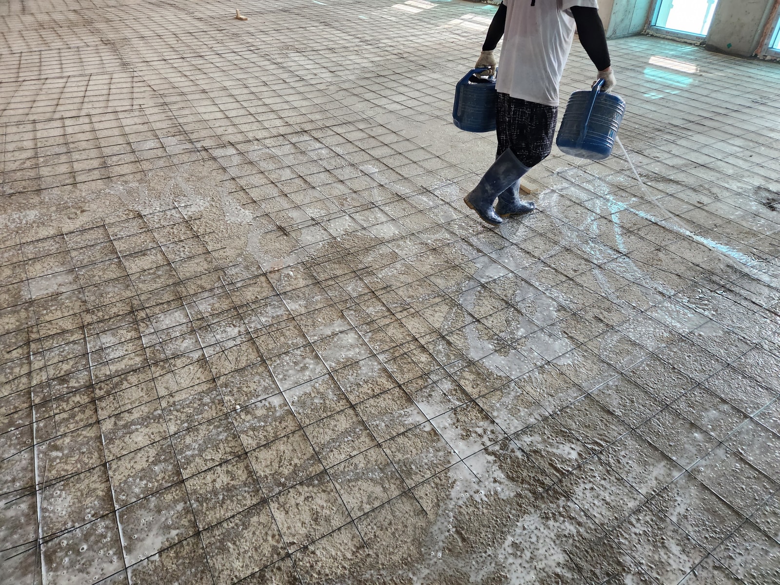 몰탈 타설 전 프라이머가 도포되는 과정