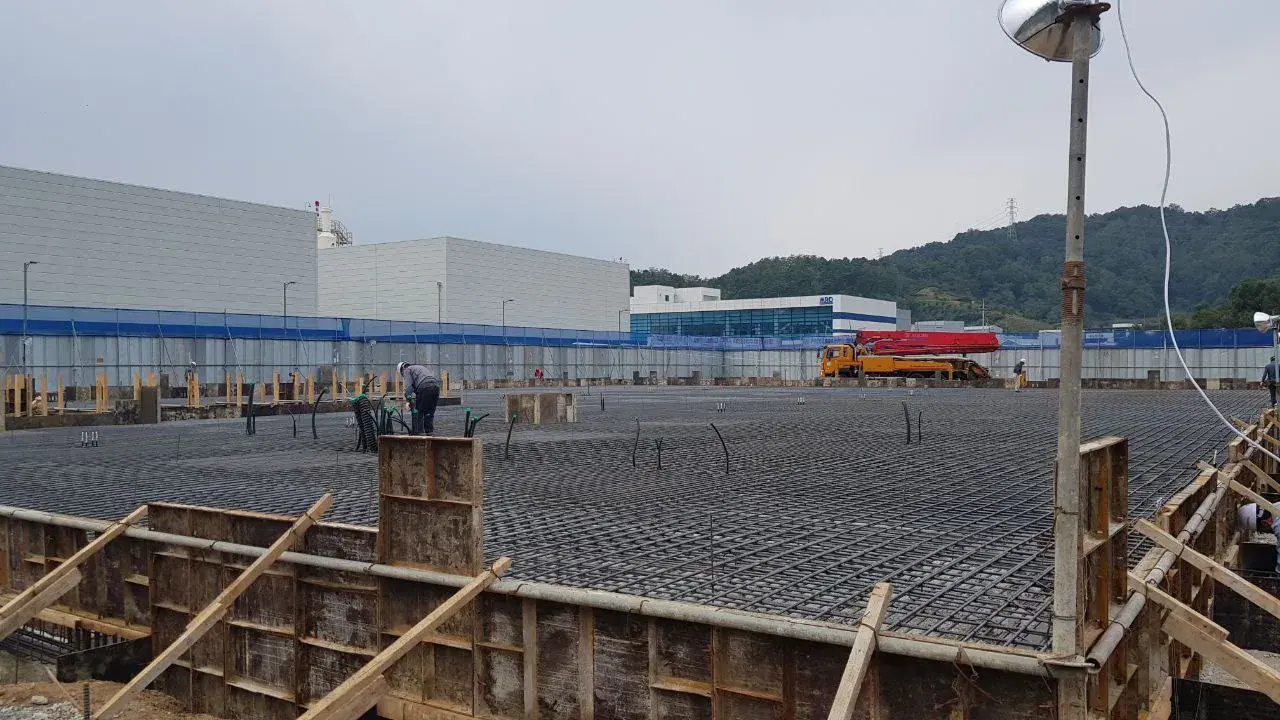 공장 바닥 타설 및 마감 현장입니다.